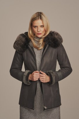 Damen Lammfelljacke mit Kapuze, Fuchskragen und Reißverschluss, grau